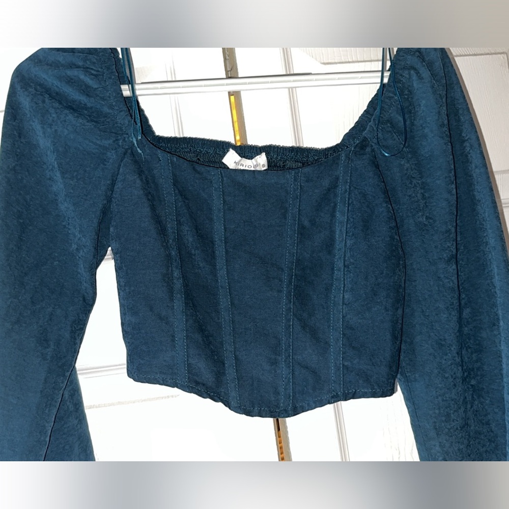 -Blue 
-Corset cropped long sleeve 
-XS (0-2)